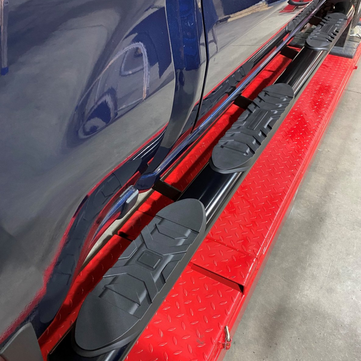 5" Oval Side Steps, Black suits Chev 1500 (19-26) by AMTRUX